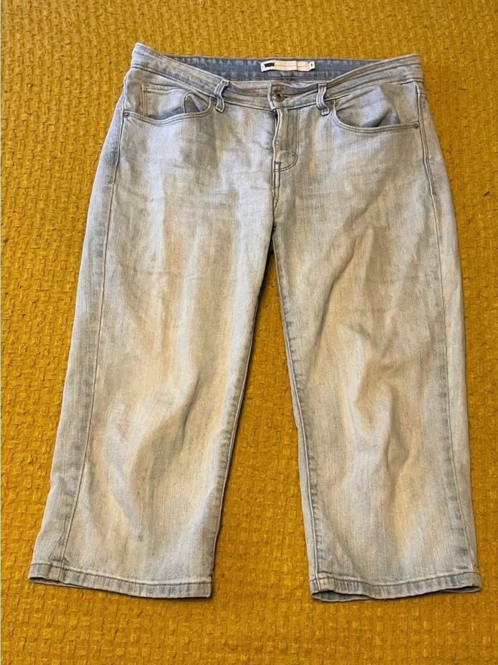 Levis Cropped Jeans